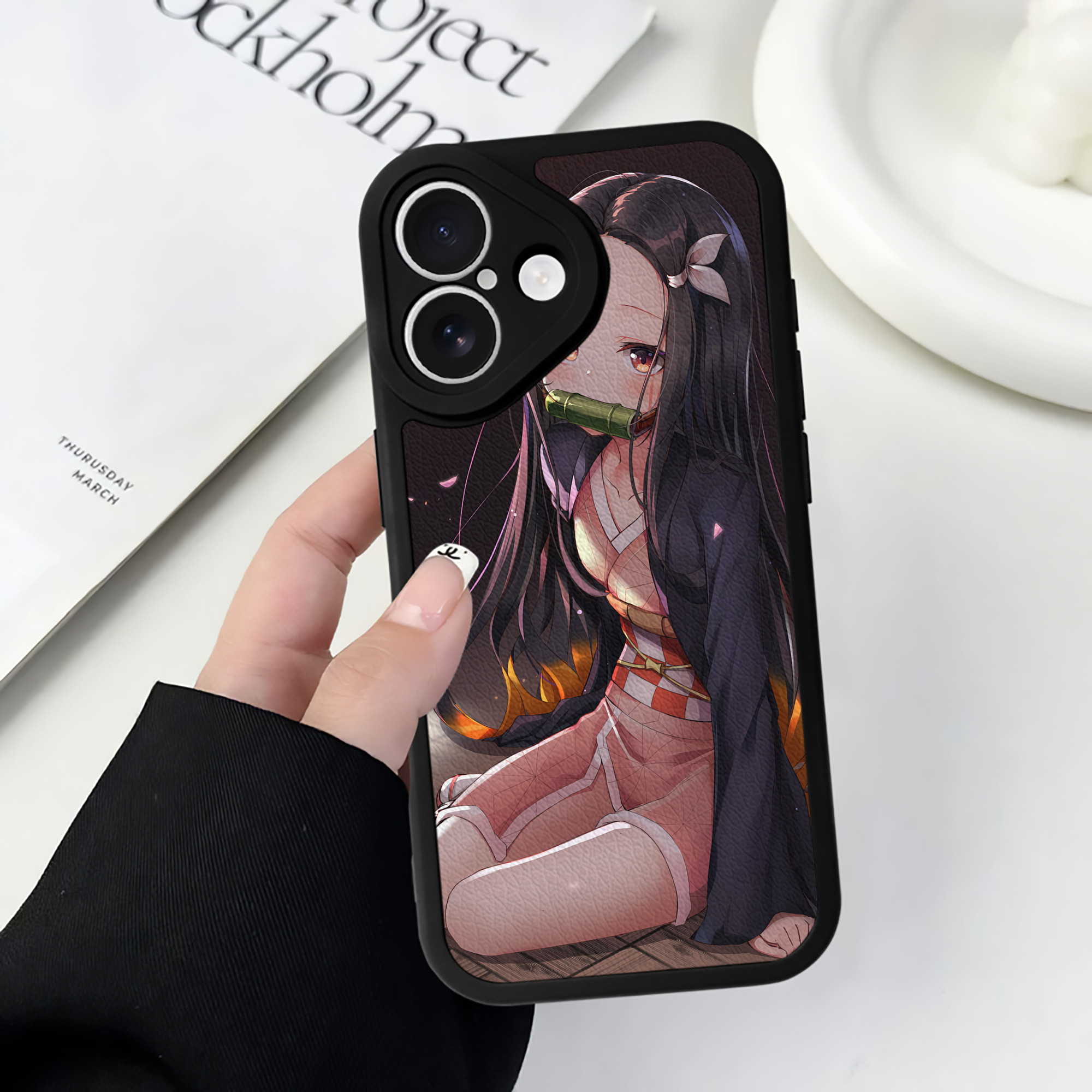 （画像用） 鬼滅の刃（きめつのやいば）竈門 禰󠄀豆子／かまど ねずこ Kamado Nezuko 【iPhone 16シリーズ対応】シリコンスマホケース（レザー調） 材質：シリコン